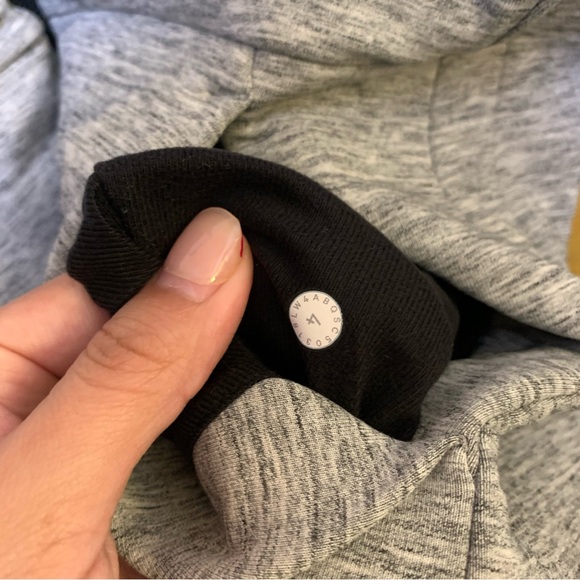 Lululemon Going Places Hooded Jacket
Heathered Space Dyed Medium Grey Size 4 - Picture 9 of 12